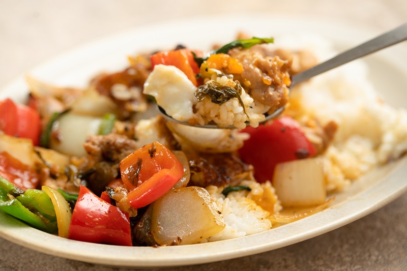 ご飯と高菜の主食になるガパオライスの料理